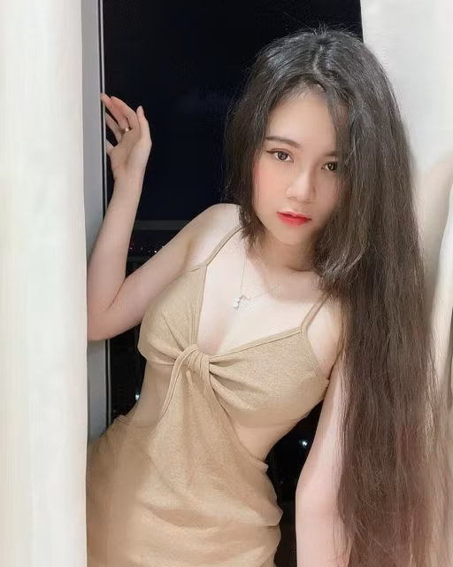 Không ít những bình luận của dân mạng để lại sự chỉ trích cho dàn gái xinh lợi dụng những màn nhảy trên TikTok để khoe vòng 1 có phần phản cảm.