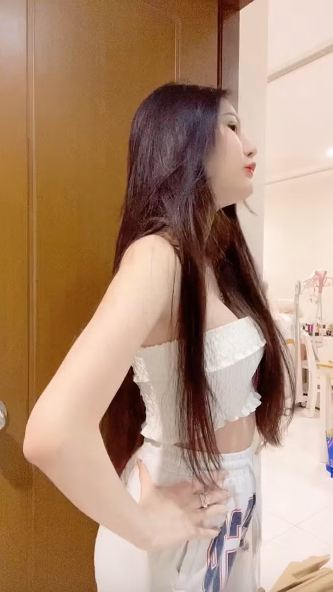 Tuy nhiên, trong mắt dân mạng dàn TikToker trên tạo nên sự khó chịu khi qua những điệu nhảy các cô nàng dường như đang cố nhấn vào vòng 1 cách thái quá.
