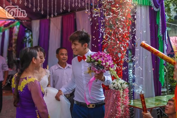 Một pha bắn pháo giấy tại hại thẳng vào mặt chú rể khiến anh chàng phải quay mặt chịu trận.