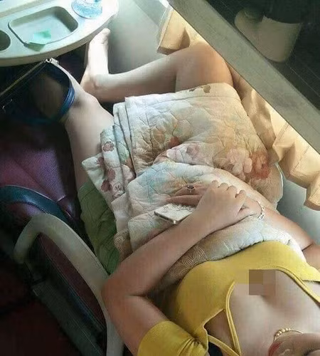 Dù là gì đi nữa thì cũng phải thừa nhận rằng vị khách nữ này hơi kém duyên, dưới thì kín mà trên thì phô hết cả vòng 1 chẳng xấu hổ gì, còn hồn nhiên nằm ngủ trên xe khách nữa.