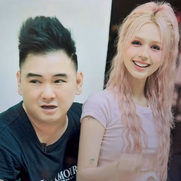Trong khi Xemesis được biết đến là "Streamer giàu nhất Việt Nam" thì Xoài Non là hot girl sở hữu nhan sắc xinh đẹp, dù bị chụp lén hay cam thường thì vẻ đẹp của cô nàng vẫn khiến nhiều người mê mẩn.