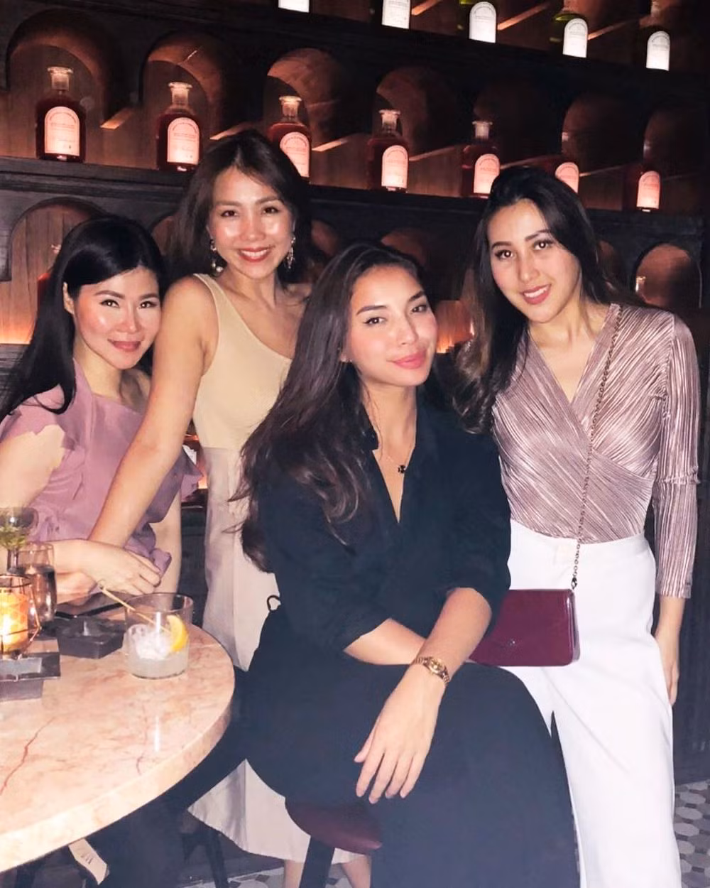 Chưa đầy 1 năm sau khi trở thành nàng dâu hào môn, Manohara đã bỏ trốn về với mẹ ruột tại Indonesia. Sau đó 1 tháng, cô lập tức nộp đơn tố cáo lên cơ quan cảnh sát việc bị chồng nhiều lần hành hung và làm tổn thương thể chất lẫn tinh thần.