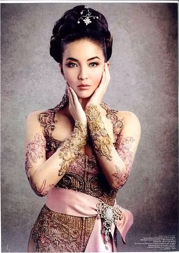Về phía hoàng tử Muhammad Fakhry, anh ta và gia đình đều phủ nhận mọi cáo buộc mà vợ công khai với dư luận. Đồng thời, họ đã đệ đơn kiện ngược lại cô với lý do "bôi nhọ danh dự".