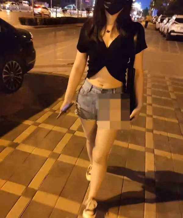 Trước đó, dân mạng cũng từng nhiều lần ngán ngẩm với các phong cách ăn mặc hở hang tương tự.
