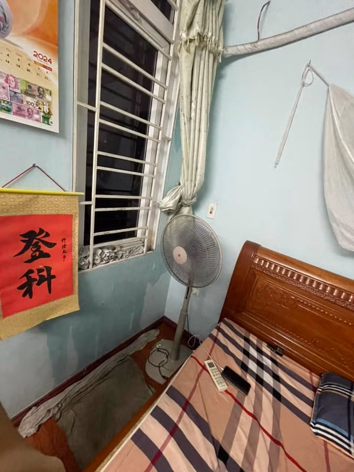 Những chiếc tường dột nước tại một khu nhà.