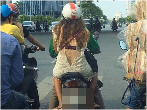 Chẳng hiểu vì thời tiết hay do phong cách thời trang mà chiều chị em sẵn sàng lộ nguyên mảng lưng trần giữa đường.