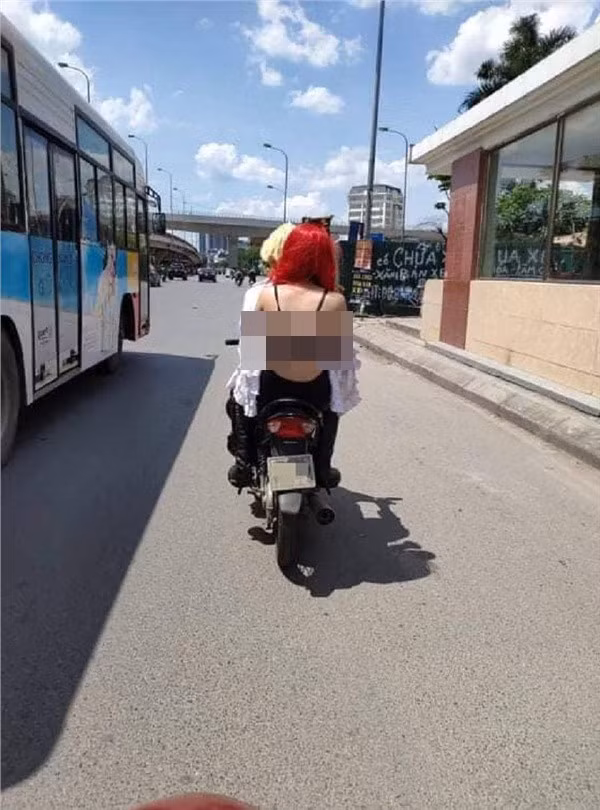 Thời gian qua cư dân mạng cũng từng nhiều lần nóng mắt với phong cách thời trang phang thị giác của hội chị em.