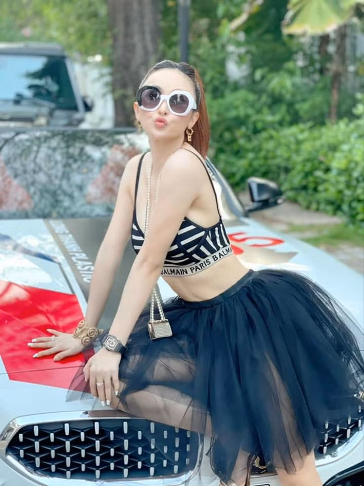 Hình ảnh trẻ trung, gợi cảm của Mina Phạm nhận được nhiều lời khen ngợi.