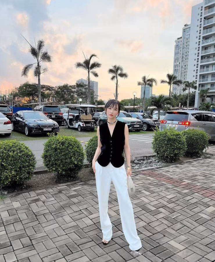 Mina Phạm có phong cách thời trang sành điệu, hàng hiệu "dát" kín người.