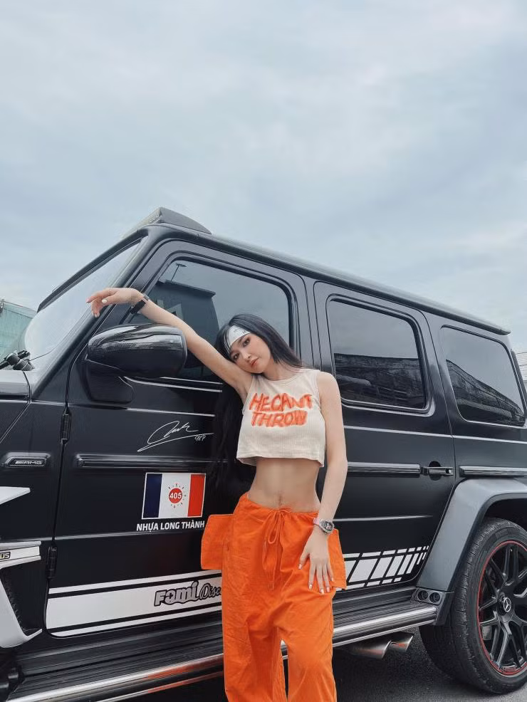 Không những thế, vợ đại gia Minh Nhựa thường xuyên thực hiện những bộ ảnh thời trang bên siêu xe đẹp như hình tạp chí.