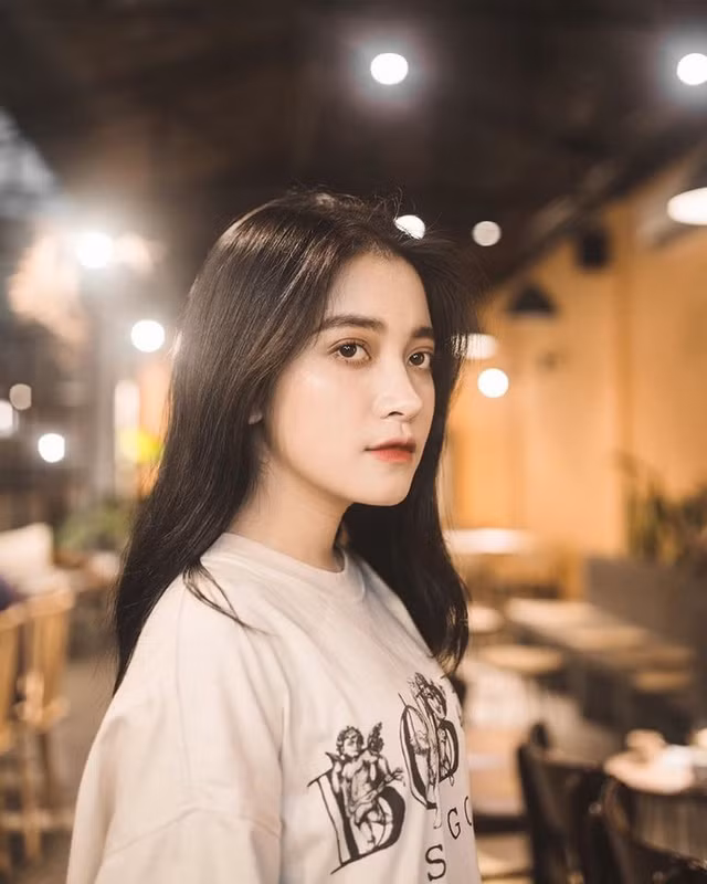 Được biết, chính vì nhan sắc xinh đẹp, ngọt ngào nên Hằng Nguyễn nhận được nhiều lời mời làm diễn viên, người mẫu ảnh...