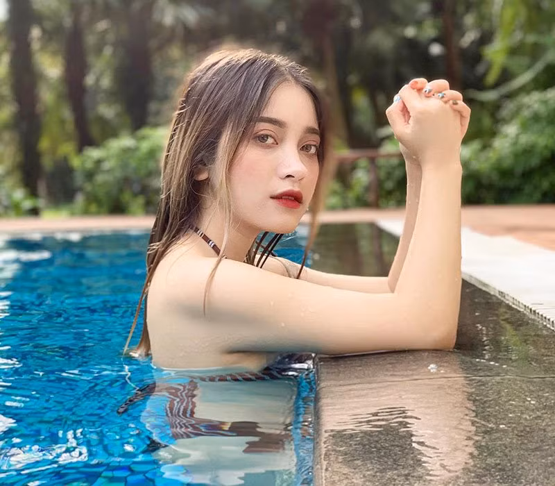 Chia sẻ về bản thân Hằng Nguyễn tâm sự: "Mình là người sống khá nội tâm và tự lập. Mình cũng không có quá nhiều bạn bè, nhưng luôn có những người bạn thân thiết để cùng nhau đi qua vui buồn của cuộc sống".