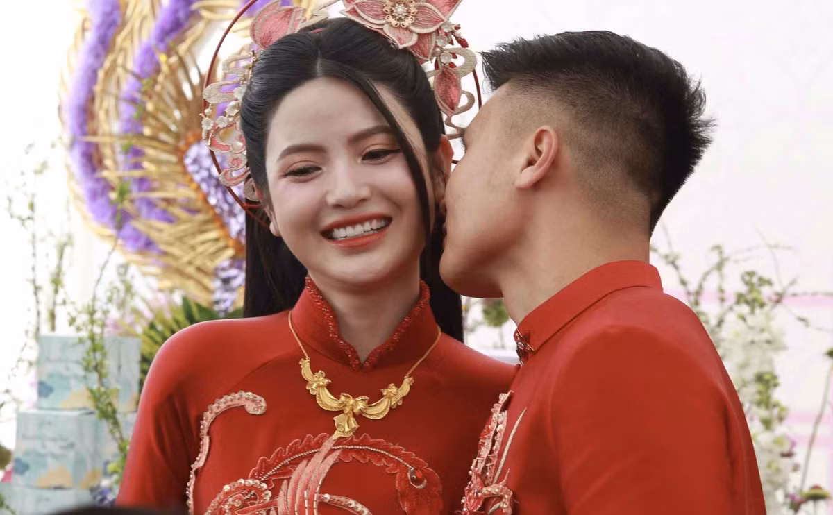 Ngày 1/1/2024, cặp đôi tổ chức đám hỏi tại Sơn Tây (quê nhà Chu Thanh Huyền) và Đông Anh (nhà Quang Hải).