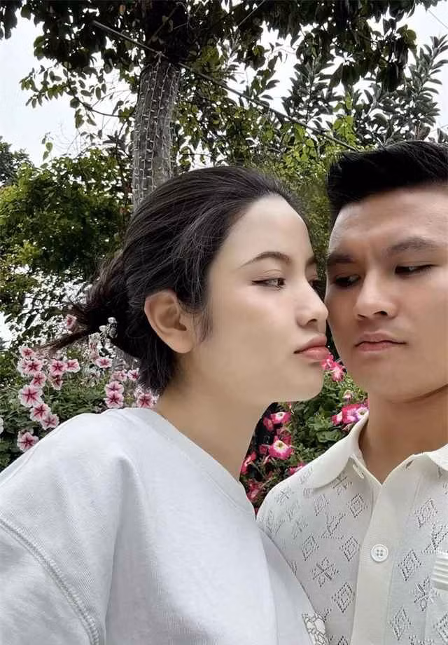 Kể từ khi công khai đến nay, mọi nhất cử nhất động của Quang Hải và Chu Thanh Huyền đều được netizen cập nhật chăm chỉ.