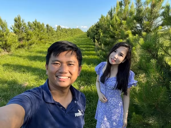 Được biết, trước khi trở thành một triệu phú đô la, Vương Phạm cũng từng có khoảng thời gian khó khăn, từng đi bưng bê như bao bạn sinh viên khác để trang trải cuộc sống nơi xứ người.