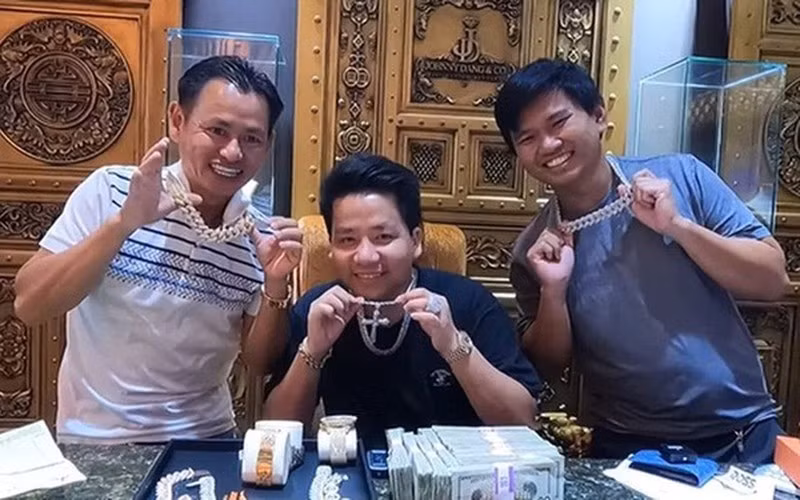 Bên cạnh đó, Vương Phạm cũng được biết tới là ông trùm bất động sản.