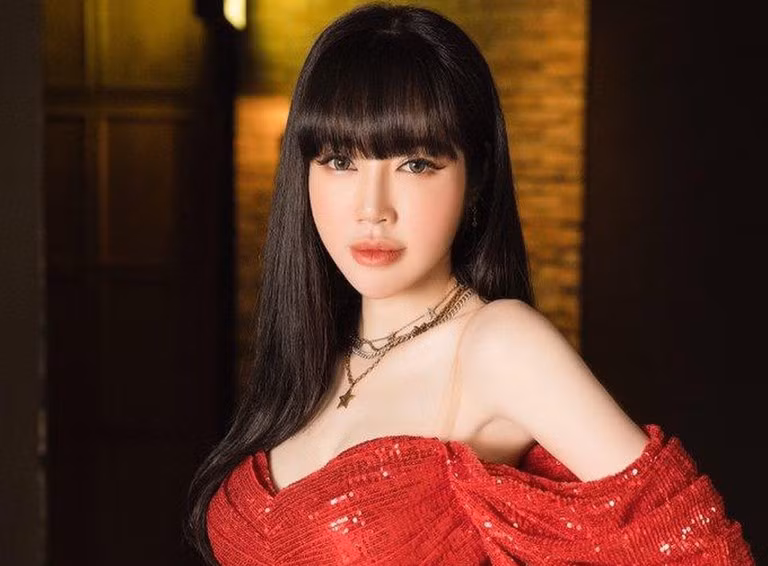 Từ sau loạt lùm xùm đổ vỡ hôn nhân, Elly Trần khiến dân tình “ngán ngẩm” khi quay lại với phong cách gợi cảm.
