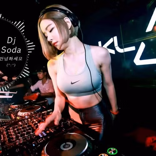 Nữ Dj sở hữu nhan sắc sinh đẹp, đặc biệt là body cực chuẩn được khéo khoe qua những điệu nhảy gợi cảm khuấy động không khí ở bất kỳ nơi nào cô xuất hiện.