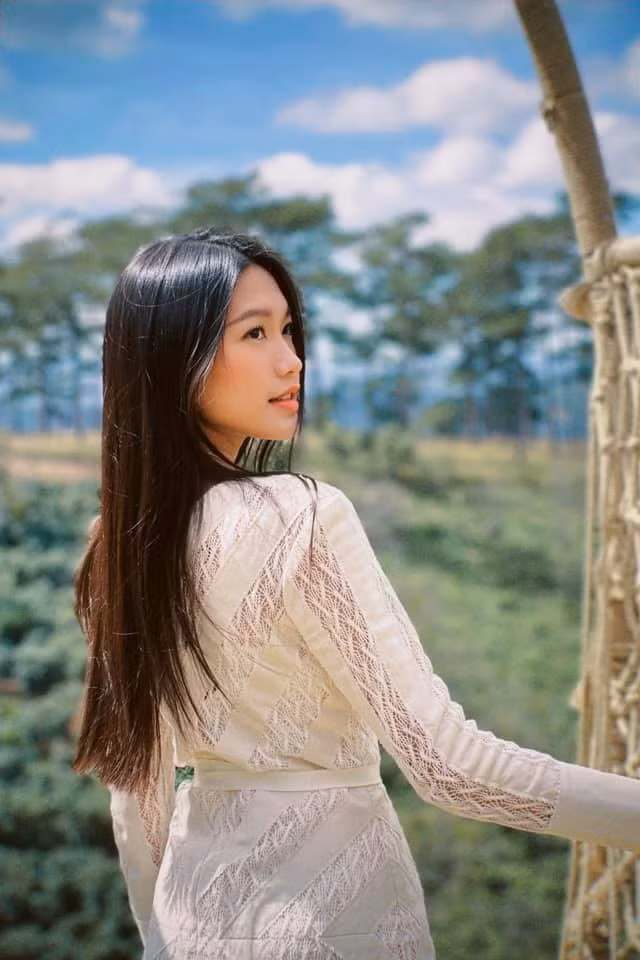 "Tôi sinh ra ở Hà Nội, cũng chưa sẵn sàng để xa ba mẹ, gia đình, bạn bè nên sẽ không Nam tiến", người đẹp chia sẻ.