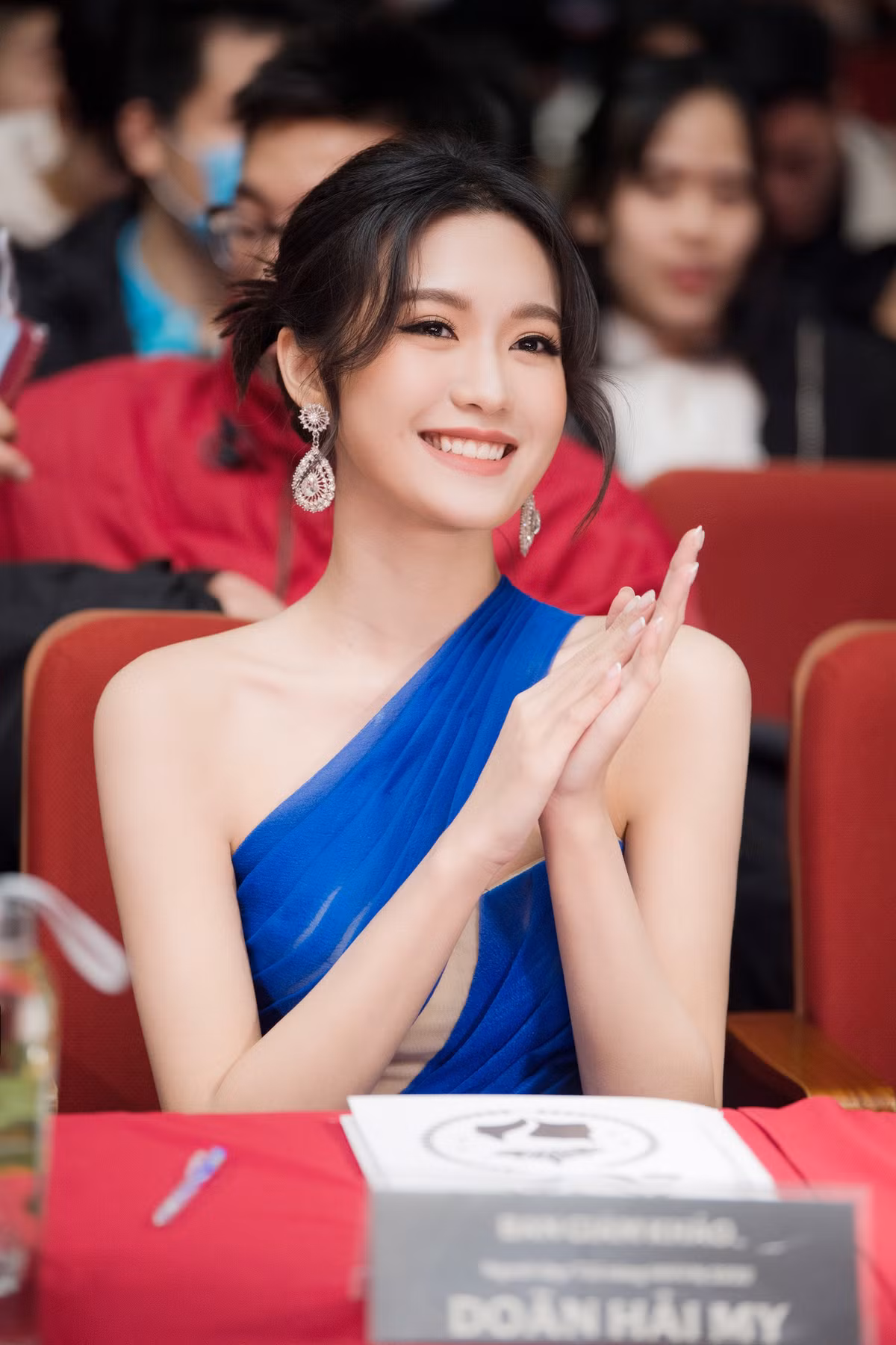"Tôi không thi thêm cuộc thi nào nữa. Hồi trước thi 'Hoa Hậu Việt Nam' 2020, tôi đã phải bảo lưu một số môn học để có thời gian tham gia. Bây giờ tôi phải hoàn thành 5-6 môn nữa để kịp tốt nghiệp nên không thể thi thêm", bạn gái Đoàn Văn Hậu cho biết.