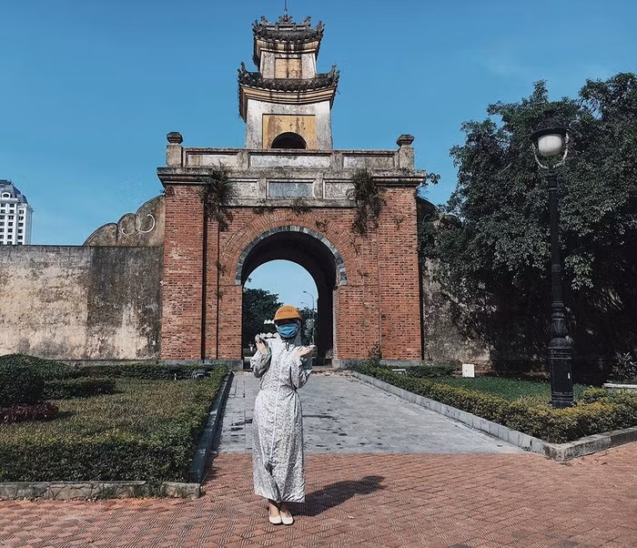 Cách đây chưa lâu, chiếc áo chống nắng cũng trở thành bạn thân với một cô gái trong bộ ảnh du lịch tại Huế.