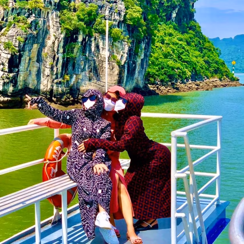 Du lich mua he nhom ban dien ao chong nang lam netizen cuoi ngat