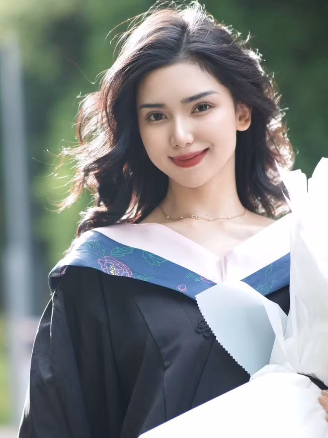 Thậm chí, mỗi lần nữ sinh xách nhẹ tà váy để bước đi, dân tình còn khẳng định trông cô không khác gì những nữ minh tinh đình đám đang bước đi trên thảm đỏ.