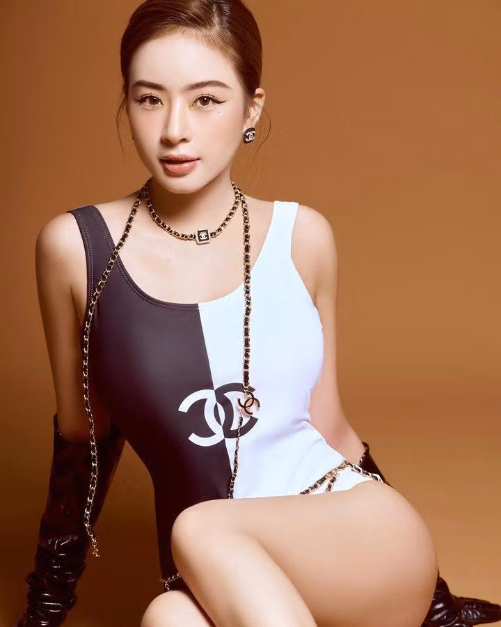 Với kiểu dáng cúp có phần khá lỏng lẻo, Phương Bora lựa chọn trang phục có kèm theo dây thắt ở phía sau để tránh tối đa sự cố.