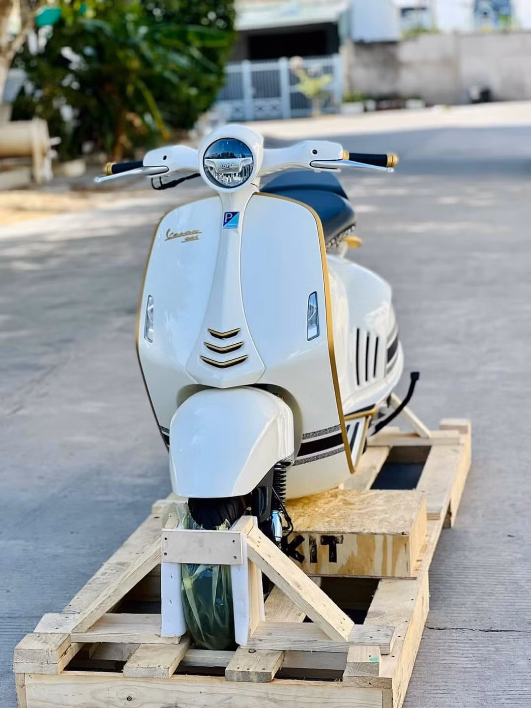 Theo chia sẻ của chủ nhân, đây là chiếc xe tay ga Vespa 946 Christian Dior thứ 5 cập bến Sài Gòn. Ngay sau đó, Huỳnh Như đã được "rước" chiếc xe máy sang chảnh này về Bạc Liêu.
