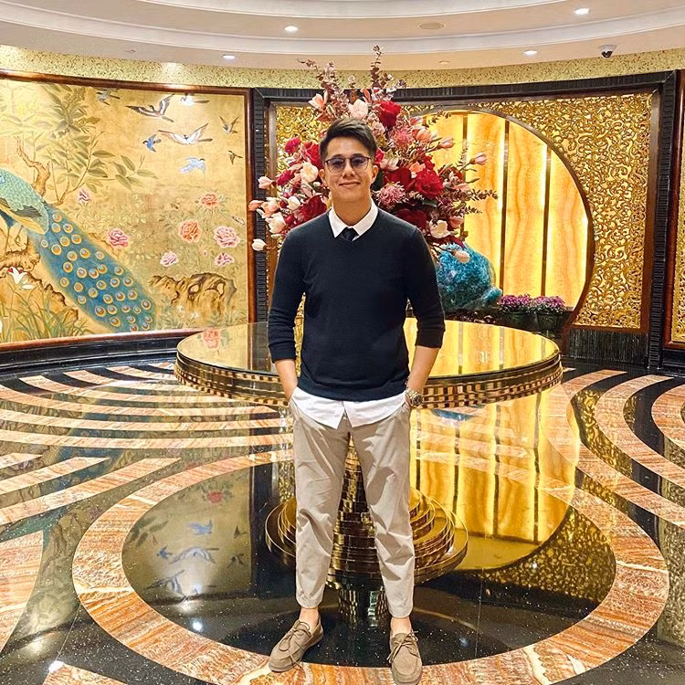 Theo nhiều người, việc CEO Matt Liu tẩy nốt ruồi là một hành động đúng đắn nhất. Nó giúp gương mặt anh chàng trở nên điển trai hơn.