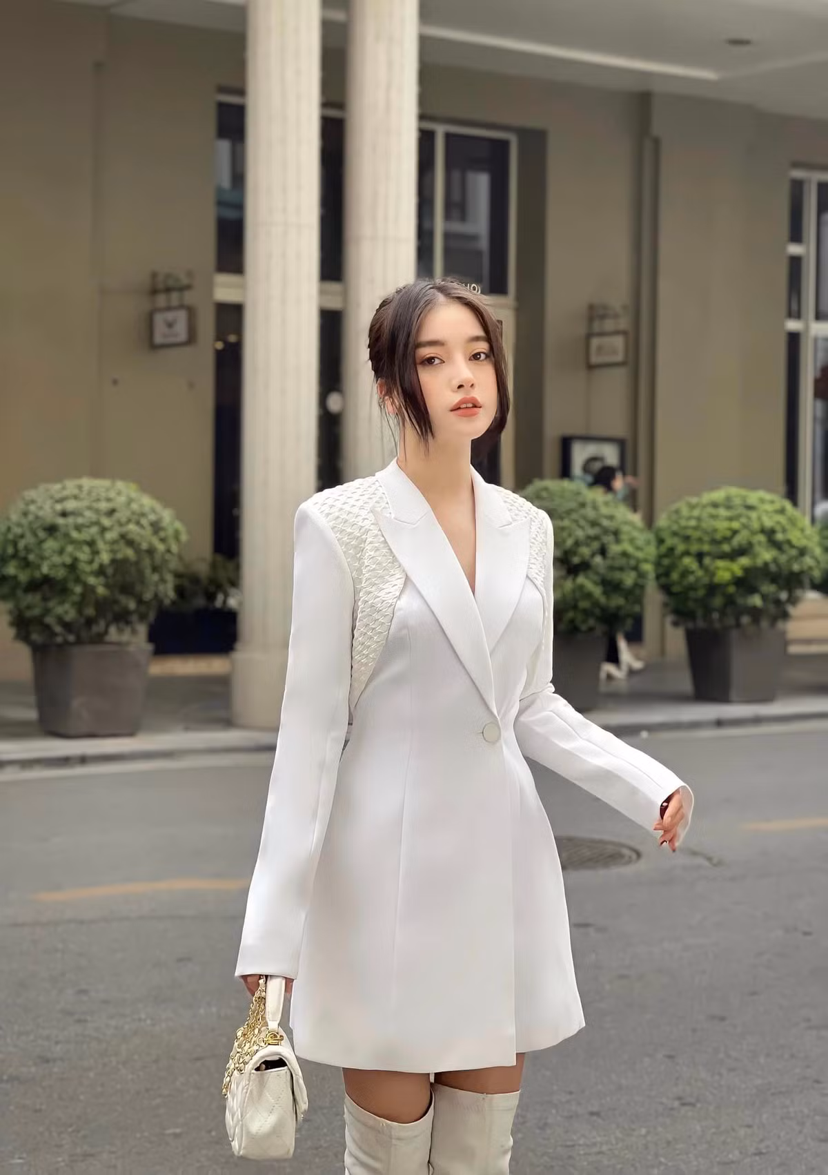 Meily Mia sau đó theo học trường Đại học Sân khấu - Điện ảnh Hà Nội.