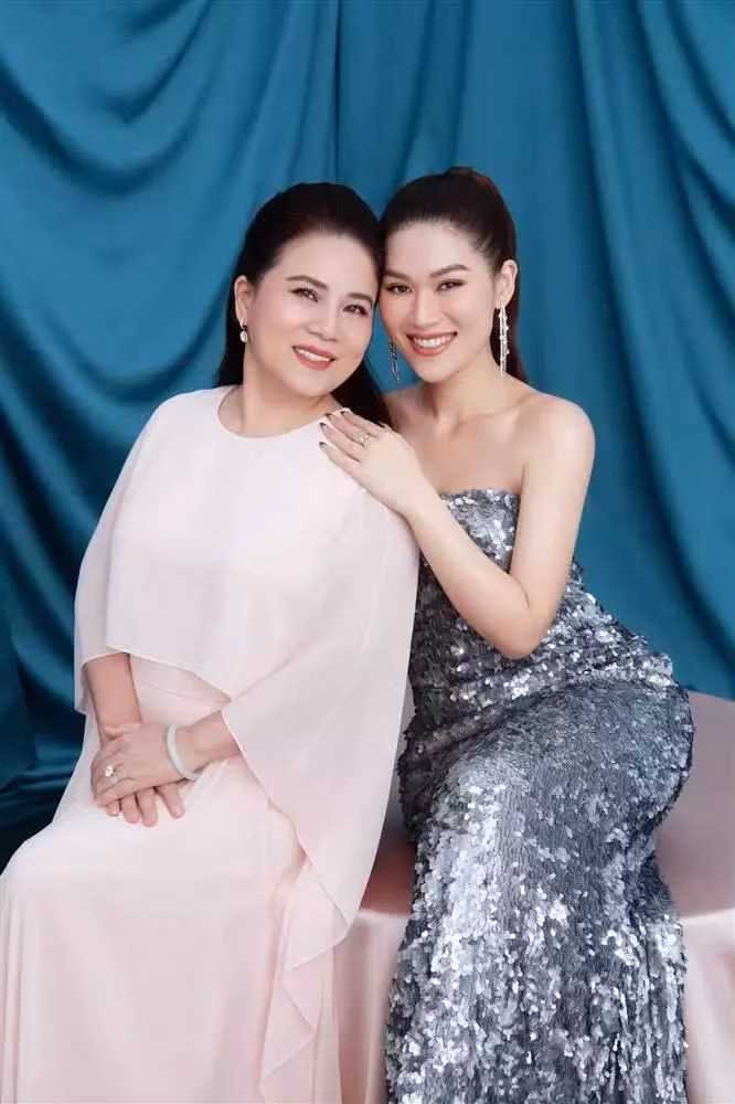 Mấy năm gần đây, nữ rich kid này xuất hiện trong làng giải trí với tư cách diễn viên khi tham gia nhiều bộ phim như Hiệp Sĩ Mù, Đảo Của Dân Ngụ Cư hay web drama Tấm Sắc Tấm...
