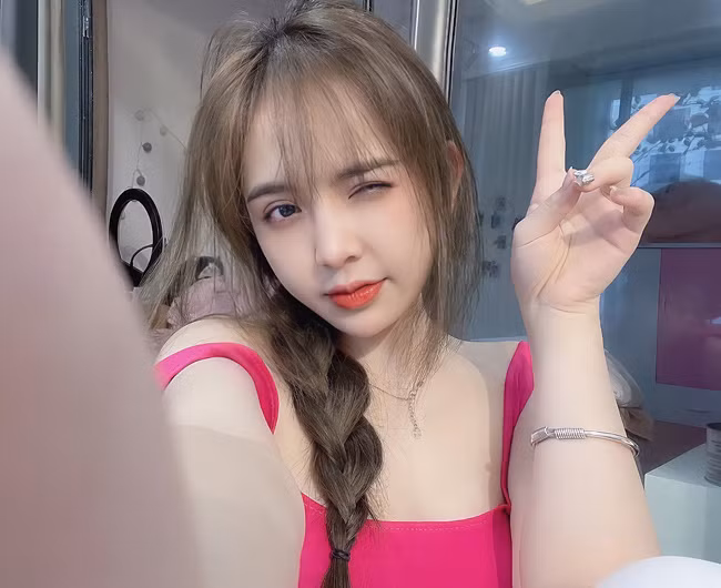 Huyền Châu sở hữu gương mặt xinh như búp bê, vóc dáng vô cùng nóng bỏng.