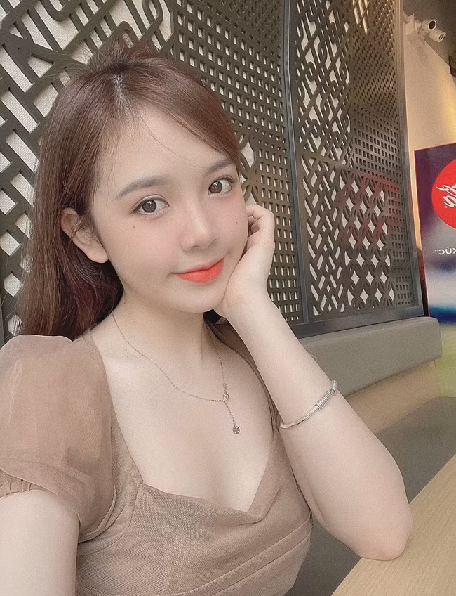 Sau 6 năm, nhan sắc của nàng "hot girl tiểu học" Huyền Châu thay đổi chóng mặt.