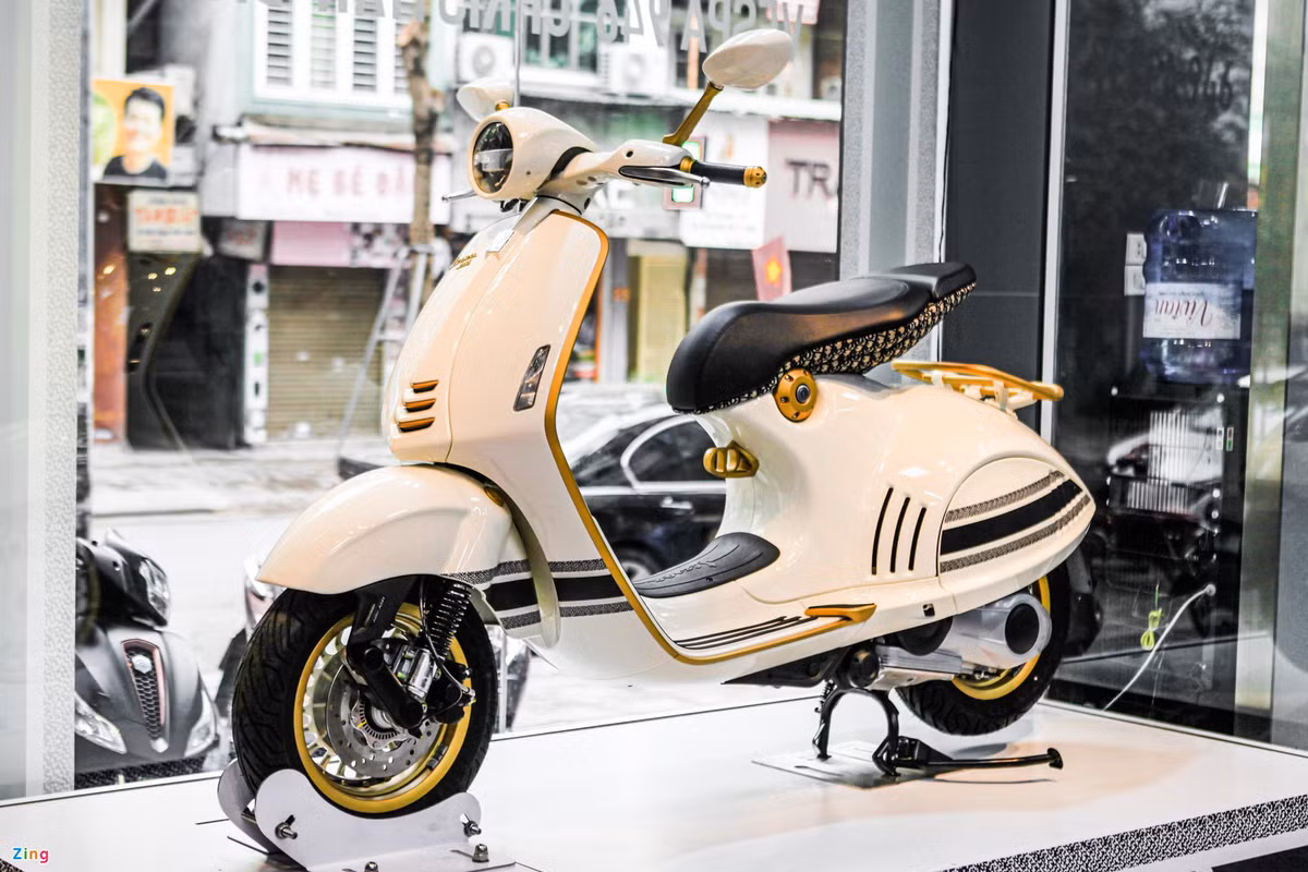 Chiếc xe mà Nguyễn Quốc Vũ đăng bài viết tìm mua là siêu phẩm Piaggio Vespa 946 phiên bản Christian Dior.