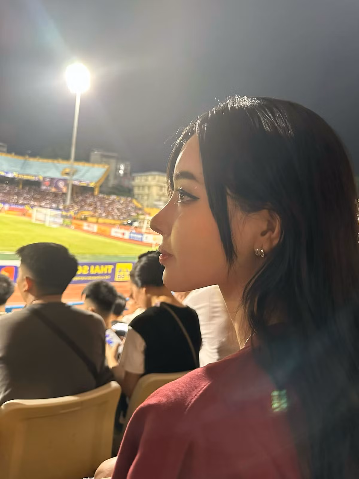 Xuất hiện trên khán đài, Bích Hạnh không quên để lại những bức ảnh khoe góc mặt đẹp không góc chết của mình.