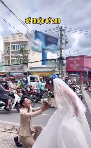 Cụ thể, nhân dịp kỷ niệm ngày 20/10, cặp đôi “đũa lệch” đã thực hiện một màn cầu hôn vô cùng độc đáo khi nó diễn ra ngay tại ngã tư đường, nơi đông người qua lại.