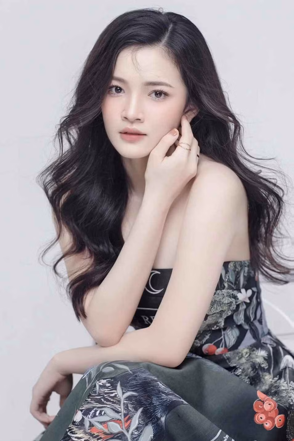 Ngoài công việc là một MC thời tiết, Khánh Linh còn là MC song ngữ, người mẫu ảnh và KOL trên mạng xã hội.