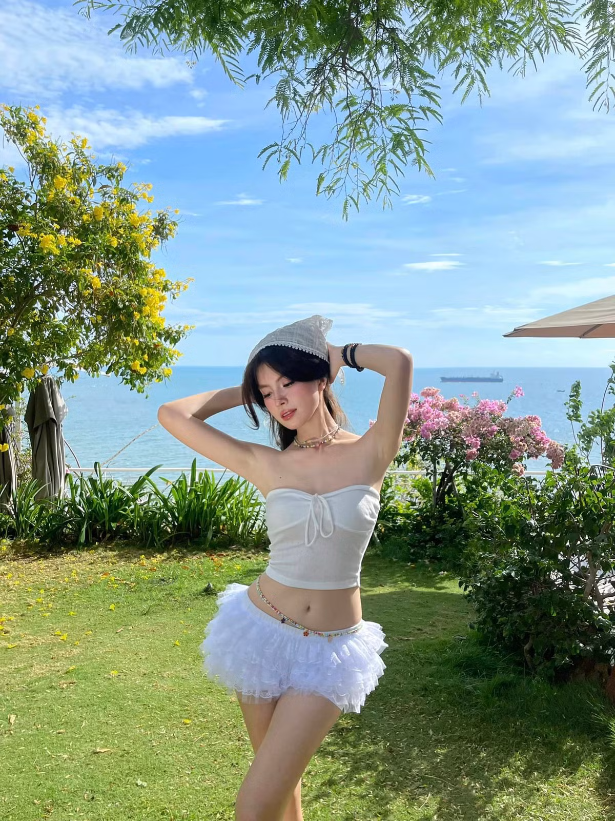 Mới đây, trên trang cá nhân, Thụy Hân tiếp tục gây “bão mạng” khi đăng tải loạt ảnh cực nóng bỏng bên bờ biển.