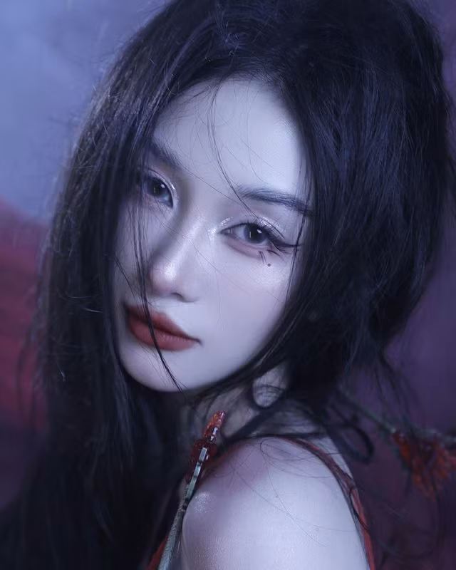 Jun Vũ (tên thật: Vũ Phương Anh, sinh năm 1995). Cô theo gia đình sang Thái Lan định cư năm 15 tuổi và trở thành người mẫu thời trang nổi danh tại xứ Chùa Vàng.