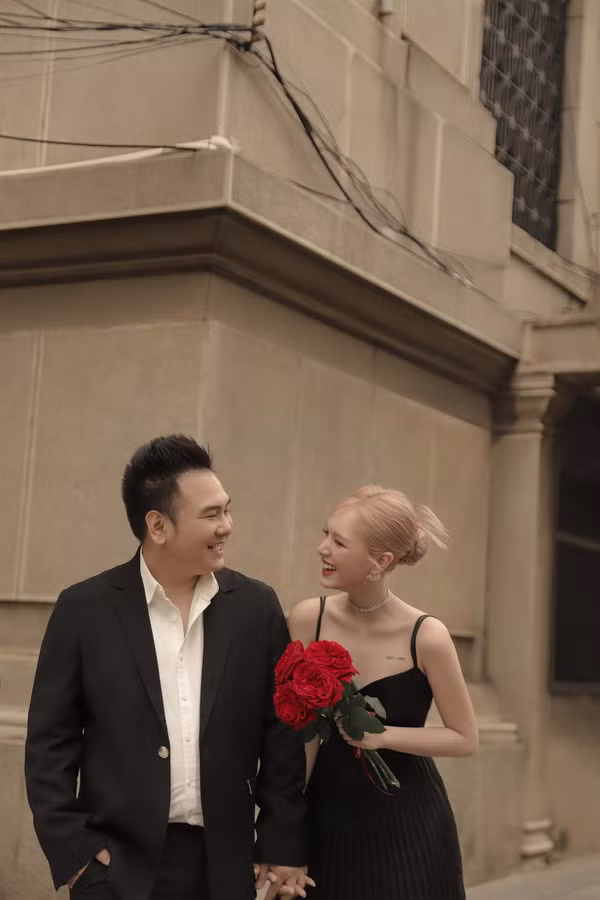 Tuy nhiên, cũng chính vì vậy mà Xoài Non mỗi lần thể hiện tình cảm với ông xã trên mạng xã hội, nàng hot girl Gen Z đều nhận về những bình luận xung quanh vấn đề “tình - tiền”.