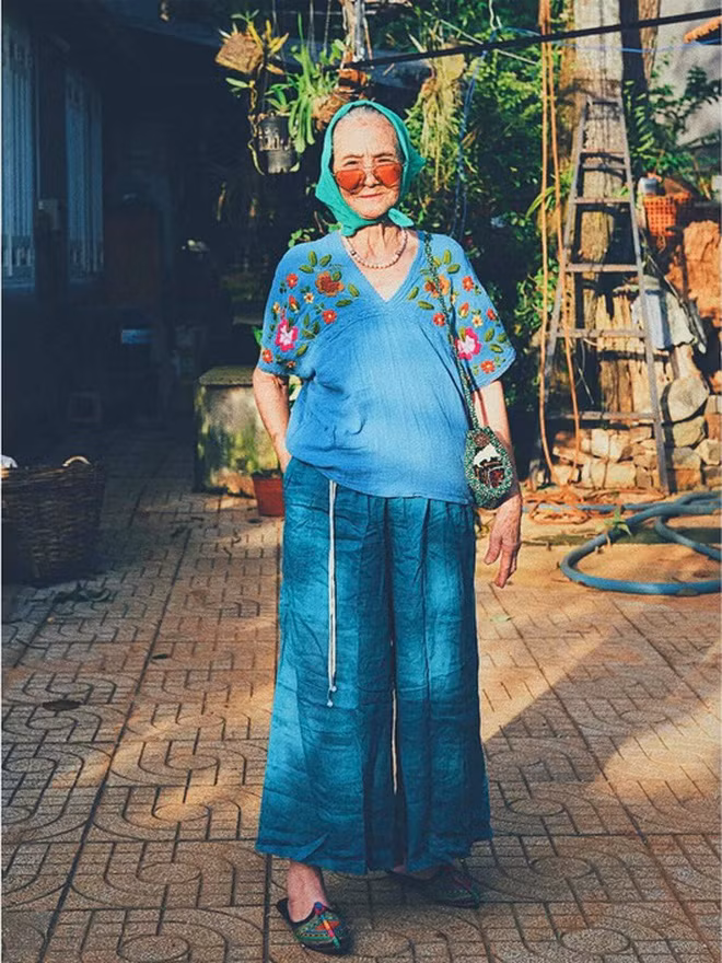 Những set đồ mà Hoàng Anh lựa chọn cho bà ngoại là áo dài, quần áo linen, phối cùng áo khoác và khăn turban đậm phong cách vintage.