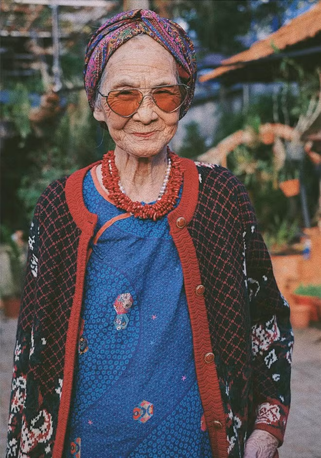 Ngắm nhìn loạt ảnh, dân mạng không ngớt lời ngợi khen thần thái hút hồn của bà ngoại U90 cùng khả năng mix &amp; match trang phục "chất lừ" của cô gái Vũng Tàu.