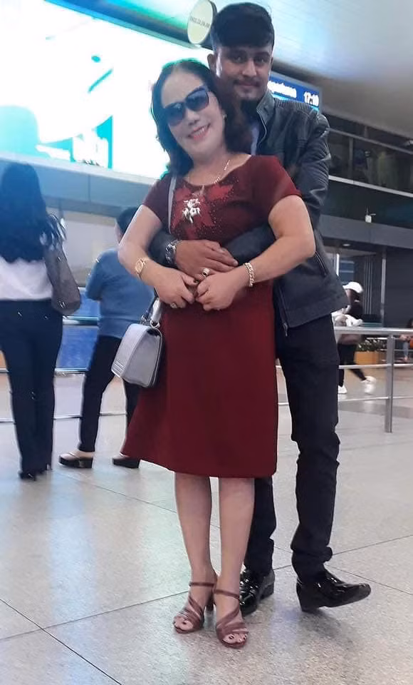 Một thời gian sau, có nhiều tin đồn dấy lên rằng hai vợ chồng cô Hoa và anh chồng ngoại quốc đã không còn mặn nồng.