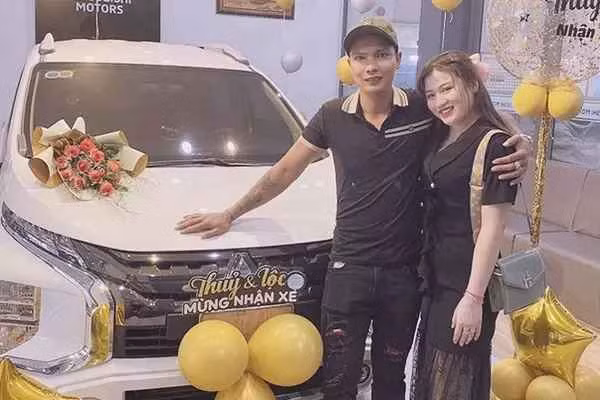 Đáp lại tình cảm của chồng, Kim Thủy bày tỏ vô cùng xúc động. Cô cũng mong rằng anh phấn đấu làm việc để sau này xây được nhà to và mua được chiếc xe sang như thế này.