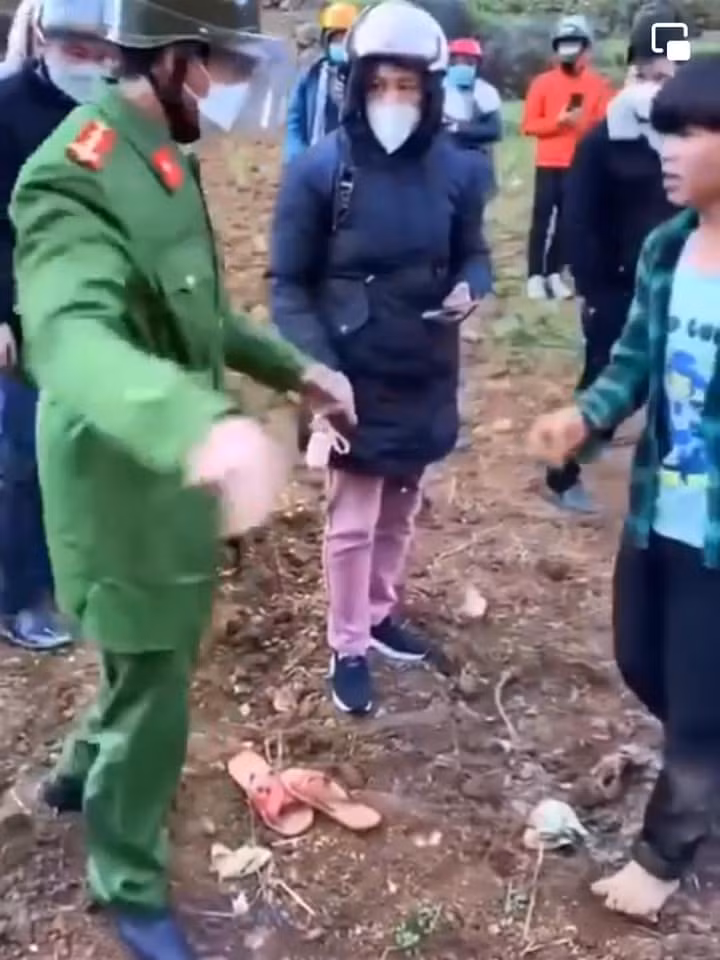 Xung quanh hai em, người lớn và cả những thiếu niên khác đứng xung quanh, nhưng không ai có động thái ngăn cản hay góp ý gì.