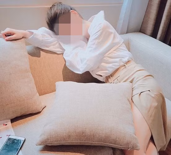 Chia sẻ về nguyên nhân khiến Angela Phan đã mãi mãi ra đi ở tuổi 28, T.T.D - một người bạn và cũng là người có mối quan hệ làm ăn với cô chia sẻ: "Quyên bị tai nạn giao thông ở Sài Gòn từ hôm qua, đến sáng nay thì không qua khỏi. Gia đình đã đưa bạn về quê để tiến hành tổ chức tang lễ rồi".