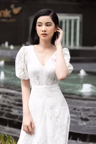 Cẩm Đan sinh năm 2002 đến từ An Giang. Hiện tại người đẹp đang là sinh viên trường Cao đẳng nghề Du lịch Sài Gòn.
