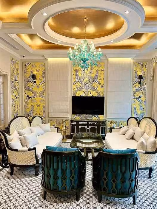 Mới đây, cặp vợ chồng người đẹp - đại gia lại nhá hàng về căn hộ mà gia đình sắp chuyển vào. Chỉ một vài hình ảnh hiếm hoi cũng đủ thấy biệt thự xa hoa cỡ nào.