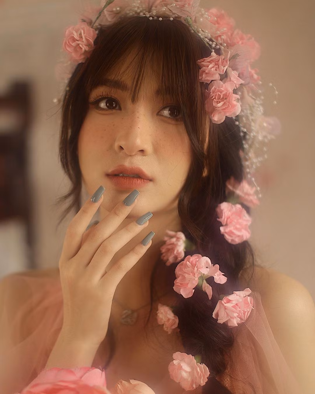 Người đẹp Vũ Thị Anh Thư sinh năm 1998 tại Hà Nam, từng là sinh viên trường Đại học Sư phạm nghệ thuật Trung ương.